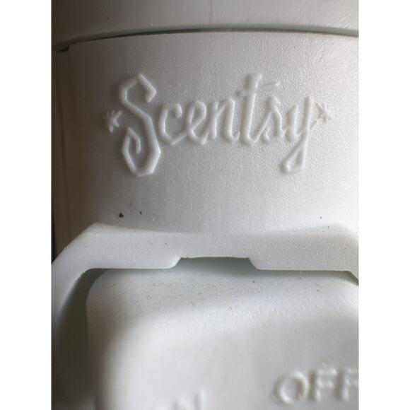 Scentsy Shasta Daisy White Plug In Wax Scent Warmer EUC - Picture 6 of 6
